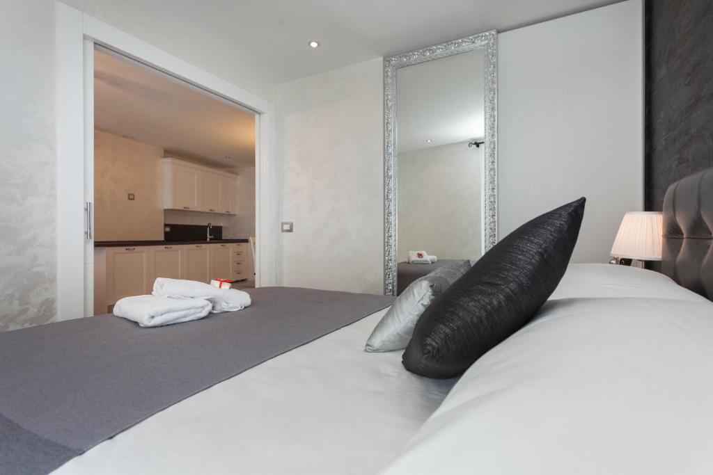 Postel nebo postele na pokoji v ubytování Royal Apartments