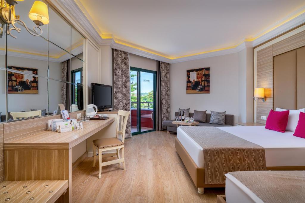 Delphin Deluxe Resort - 