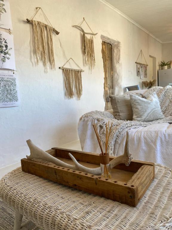 ein Holzboot mit Geweih auf dem Boden neben einem Bett in der Unterkunft Soutbos Cottages in Laingsburg
