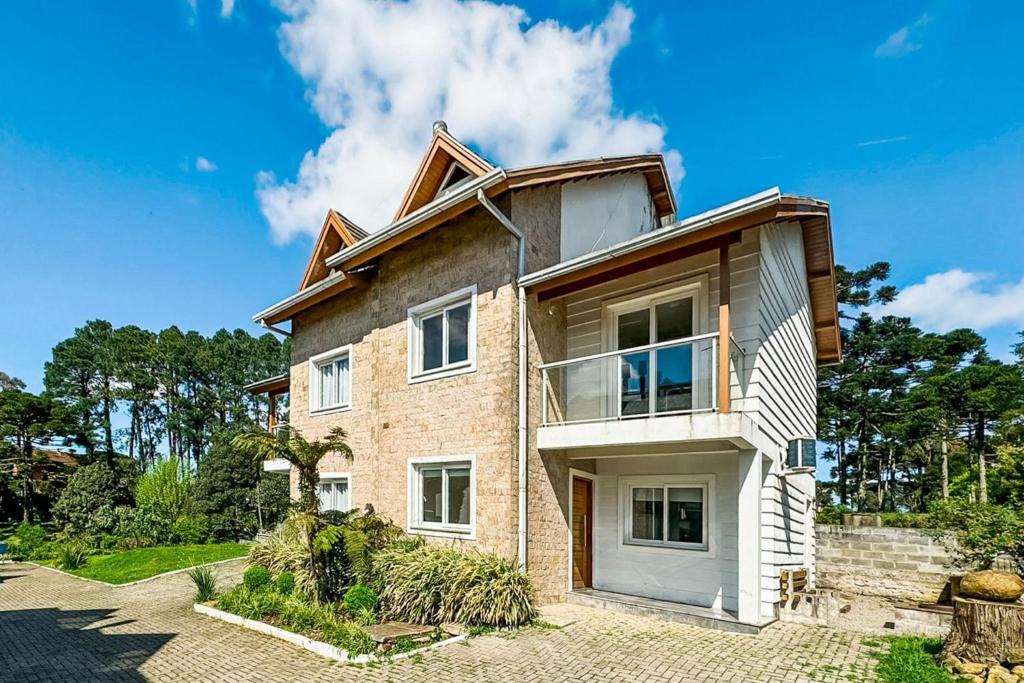 una gran casa de ladrillo con en Casa no Centro de Gramado, en Gramado