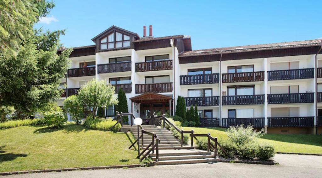 un immeuble d'appartements avec un escalier en face de celui-ci dans l'établissement FeWo Bergruh 922 im Ferienpark Oberallgäu, à Missen-Wilhams