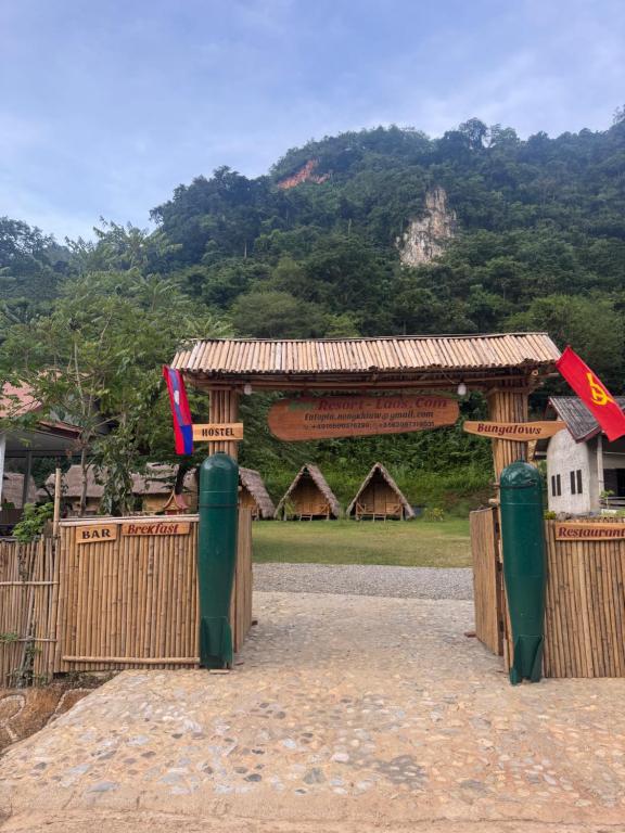 NongkhiawPetros Hostel的山前有一座木亭和一座建筑