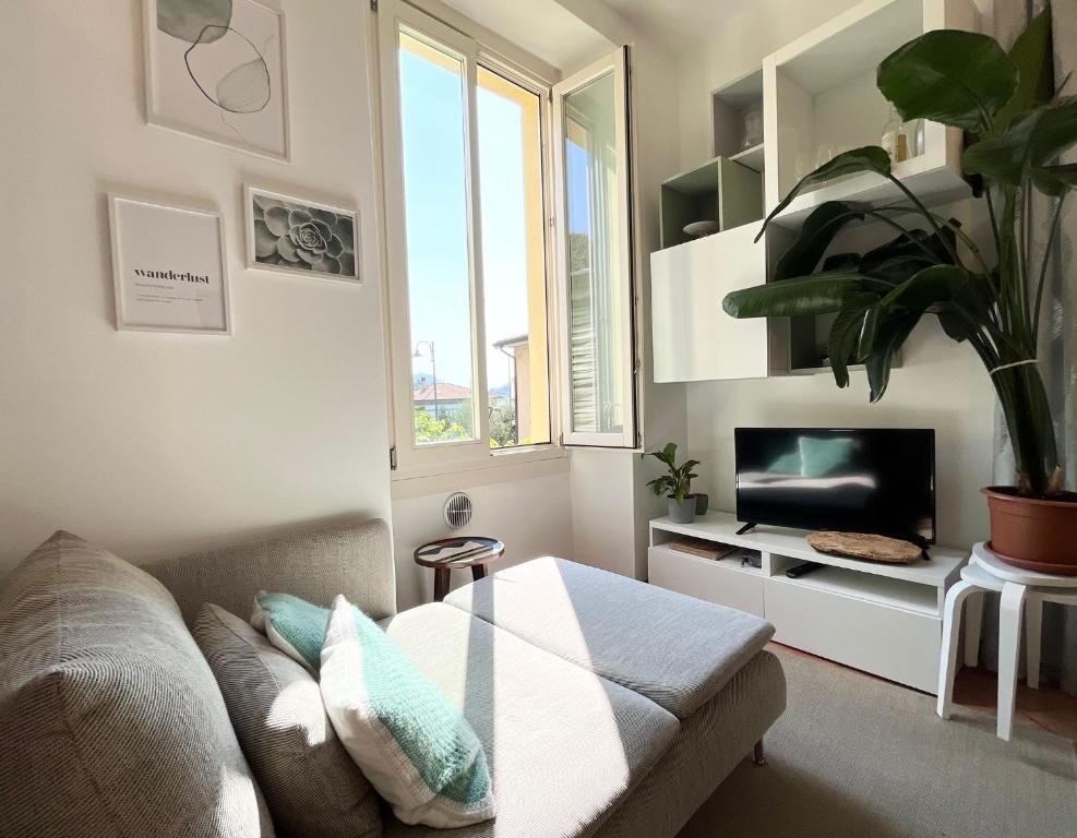 a living room with a couch and a tv at Monica House in Sulzano