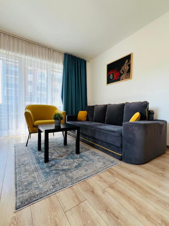 a living room with a couch and a table at Apartment Richy Brasov in Braşov