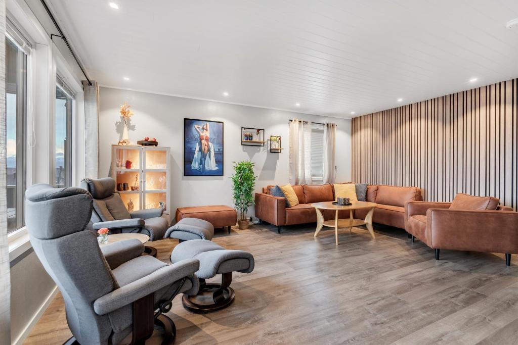 sala de estar con sofás y sofá en The Polar House - Free Parking, en Tromsø