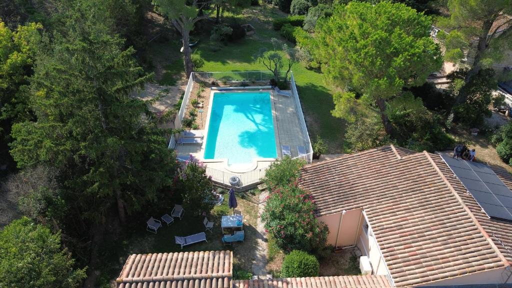 コルニヨン・コンフーにあるGite 5 pers en Provence avec grand jardin & piscine partagés - 5 people holiday home with shared swimming pool & garden in Provenceのスイミングプール付きの家屋の上面の景色