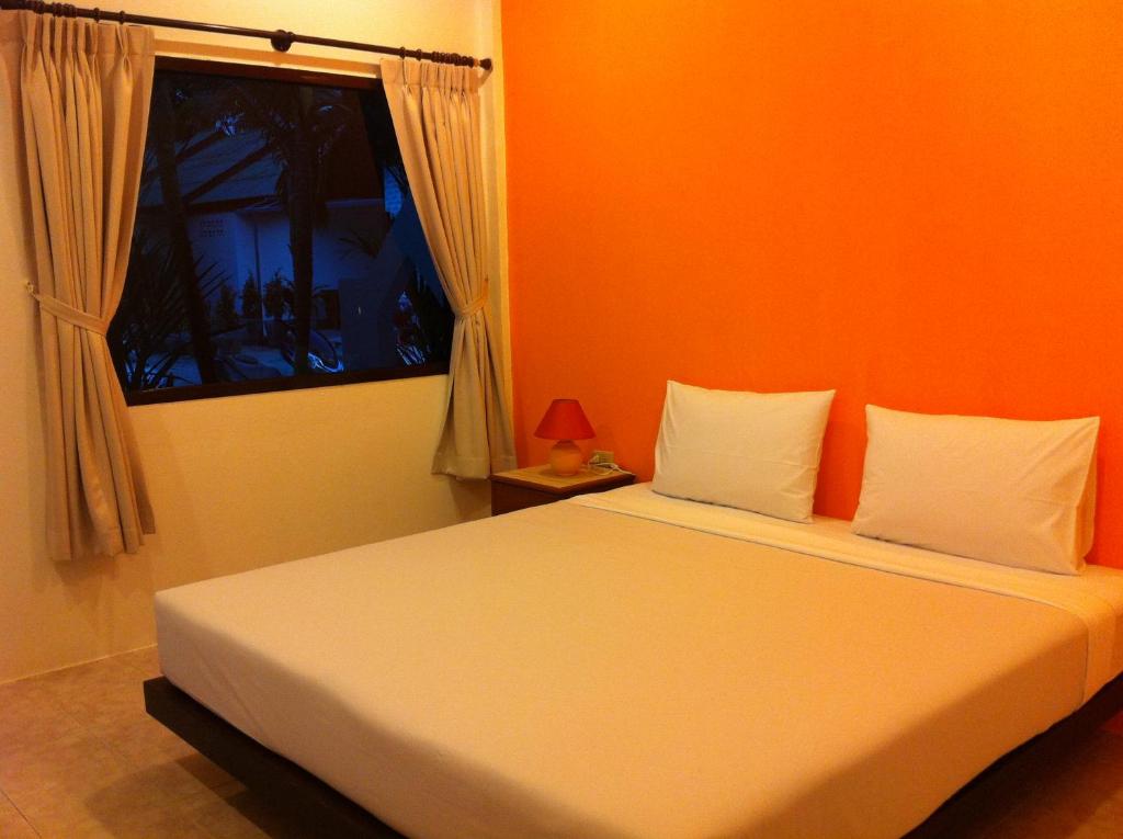 Postel nebo postele na pokoji v ubytování Hacienda Phuket