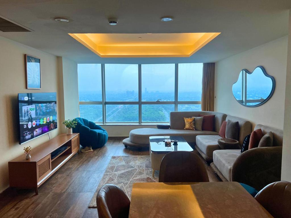 イスラマバードにあるCentaurus Mountain view 2 bedroomのソファと薄型テレビのあるリビングルーム