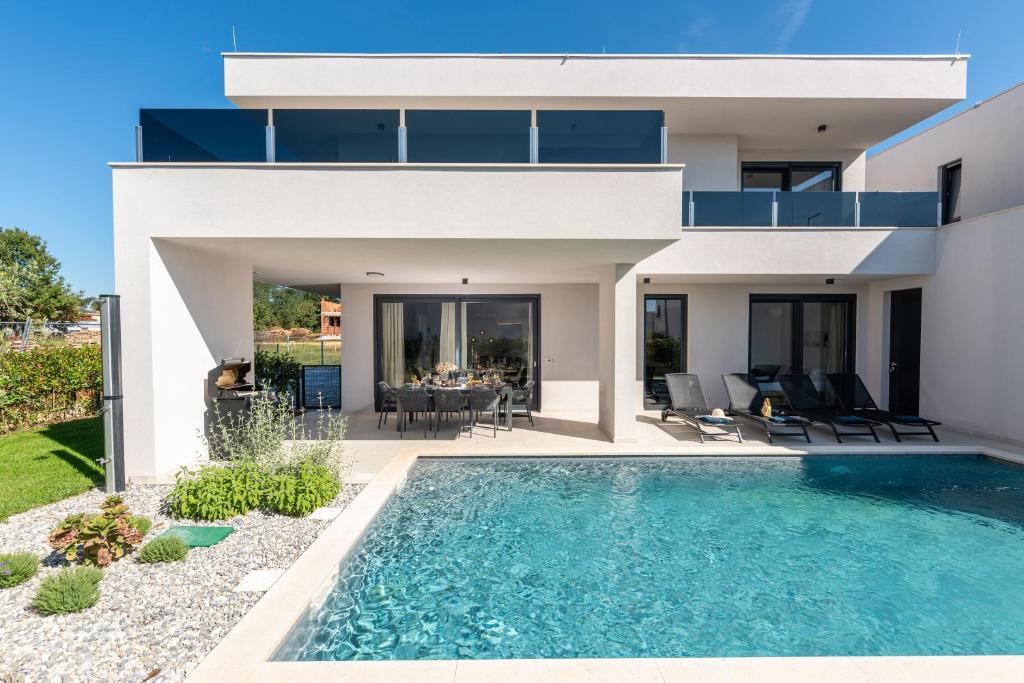 Bazén v ubytování Villa Mattia nebo v jeho okolí