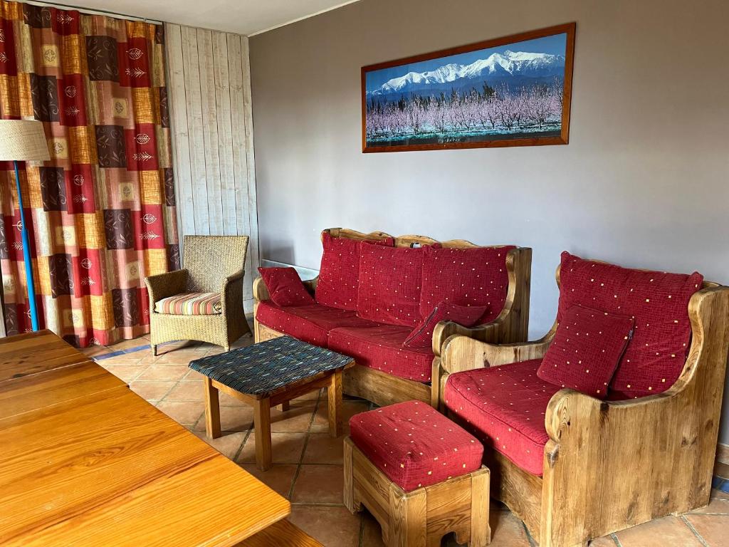 een woonkamer met een bank, stoelen en een tafel bij Chalet L'Eider in Bolquere Pyrenees 2000