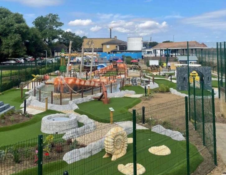 un parco acquatico con parco giochi e scivolo d'acqua di Coastal Retreat Guest Suite a Minster