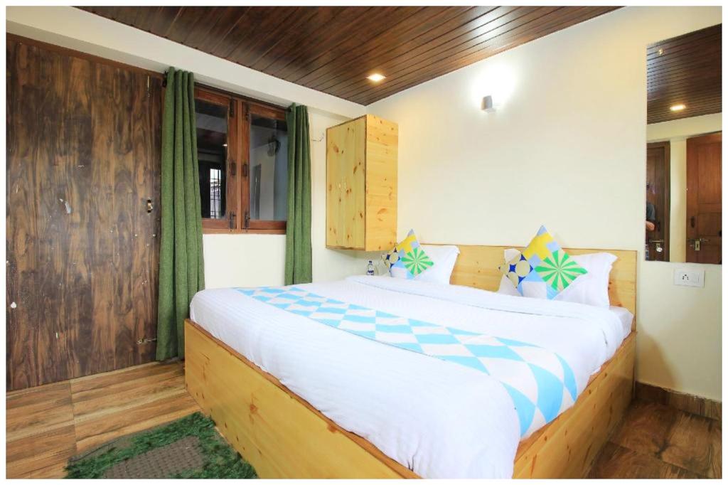 Postel nebo postele na pokoji v ubytování Hotel R-R - Residency Nainital Near Mall Road & Lake - Free Wi-Fi -Restaurant - Best Vacation Stay with Family - Top Rated Hotel In Nainital