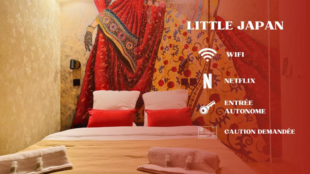 une chambre d'hôtel avec un lit et un rideau rouge dans l'établissement Little Japan, à Roubaix