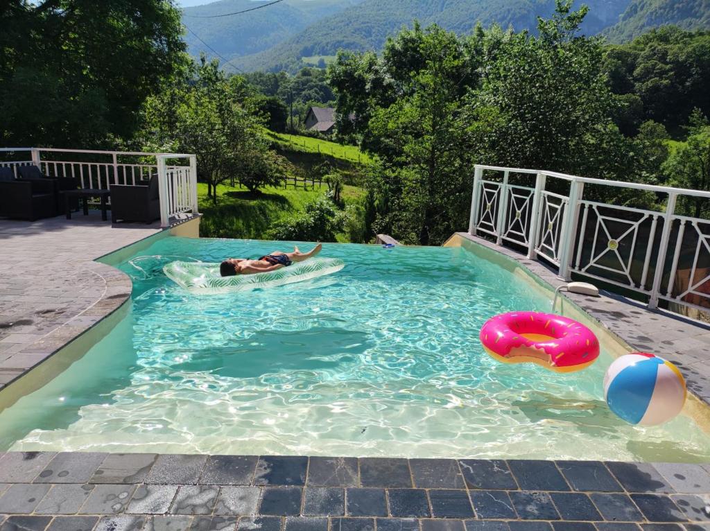 Kolam renang di atau dekat dengan Gîte Ainerak - Spa & Piscine au Pays Basque