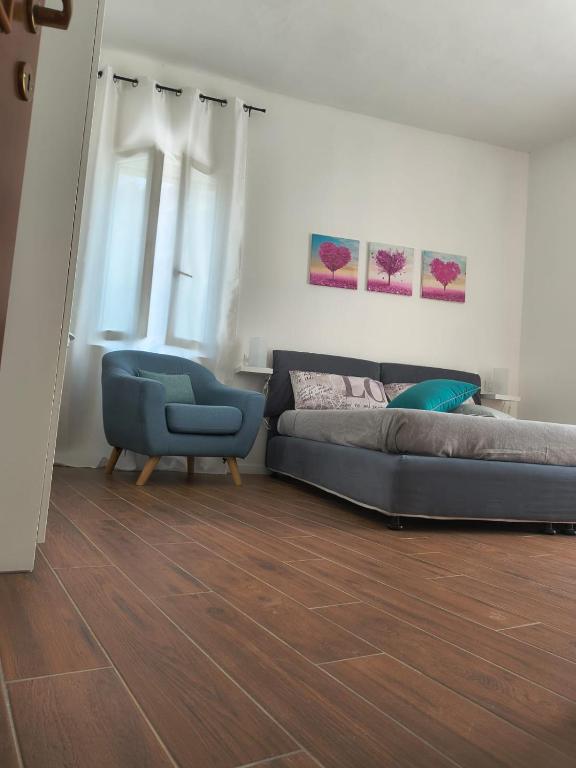 a living room with a couch and a chair at Girasole Casa Vacanza in Stradella
