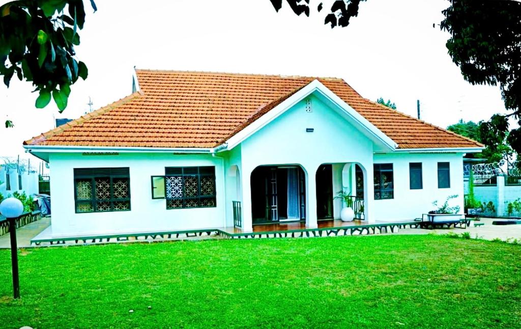 カンパラにあるMarama Staysの赤屋根の小さな白い家