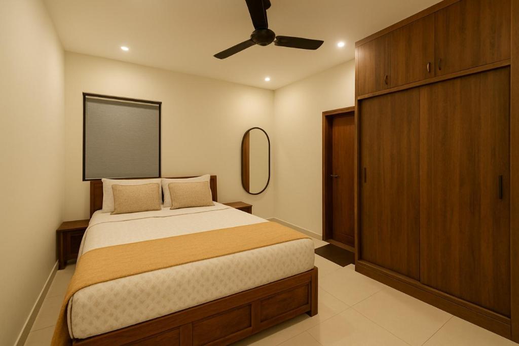 Ένα ή περισσότερα κρεβάτια σε δωμάτιο στο Modern 2 BHK at Gowlidoddy