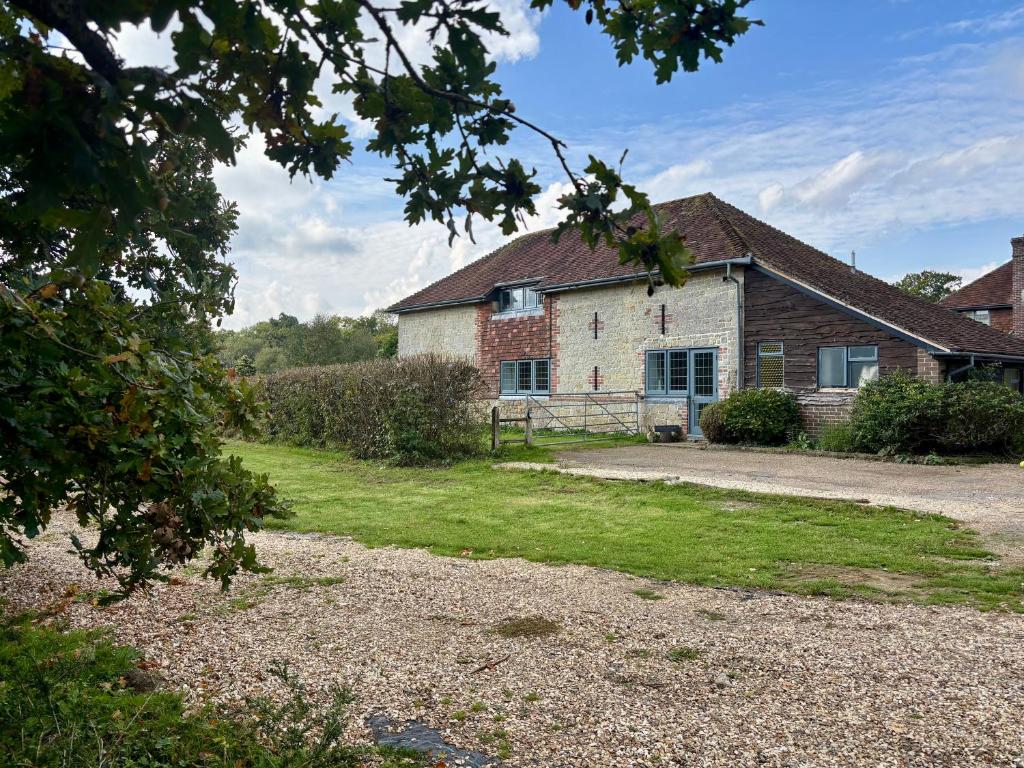 ein altes Backsteinhaus mit einem Hof davor in der Unterkunft Cottage Within Country Estate in Fernhurst