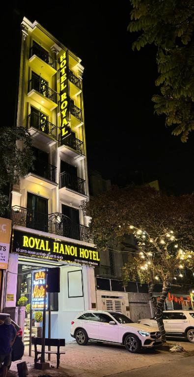 Lưu PháiにあるRoyal Hotel Thanh Trìのホテルの前に駐車された白い車