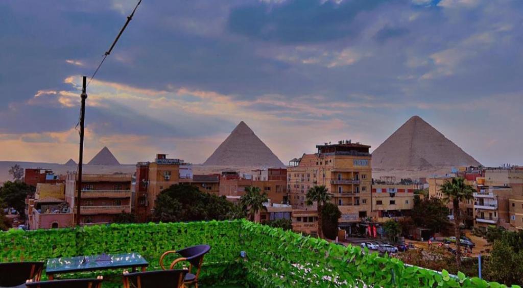 カイロにあるSETI Pyramids INNのピラミッドを背景にした街並み