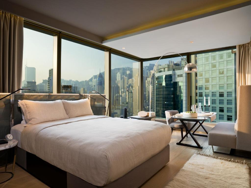 - une chambre avec un lit et une vue sur la ville dans l'établissement 99 Bonham, à Hong Kong