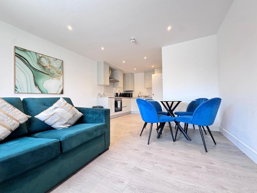 Heathrow Charge and Go-FREE PARKING-Electric vehicle charging- Near Heathrow airport 5 min drive-Near Restaurants-Near Tesco Extra- Pet Friendly - Housity