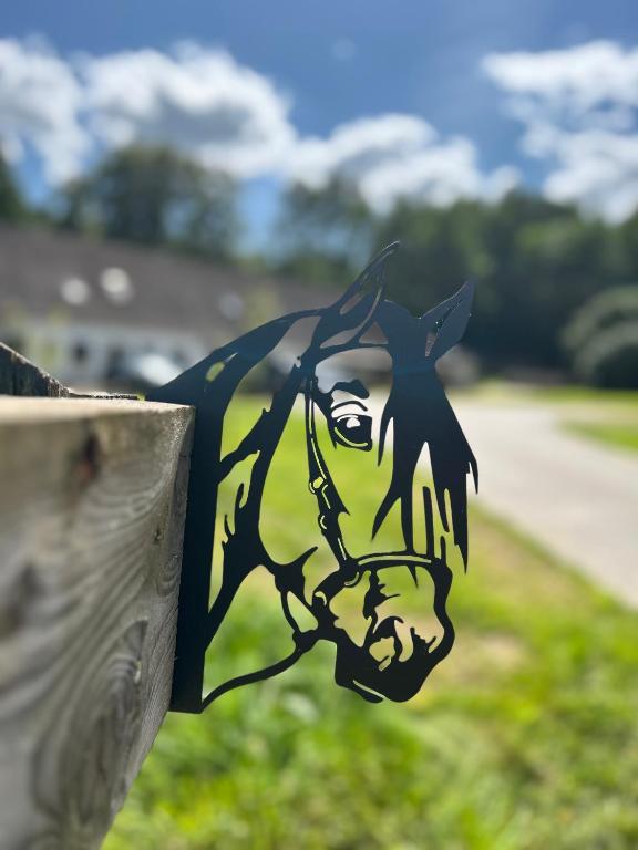 a horse sign on the side of a fence at Ferienzimmer Teiselsmühle Gehren Heideblick in Heideblick