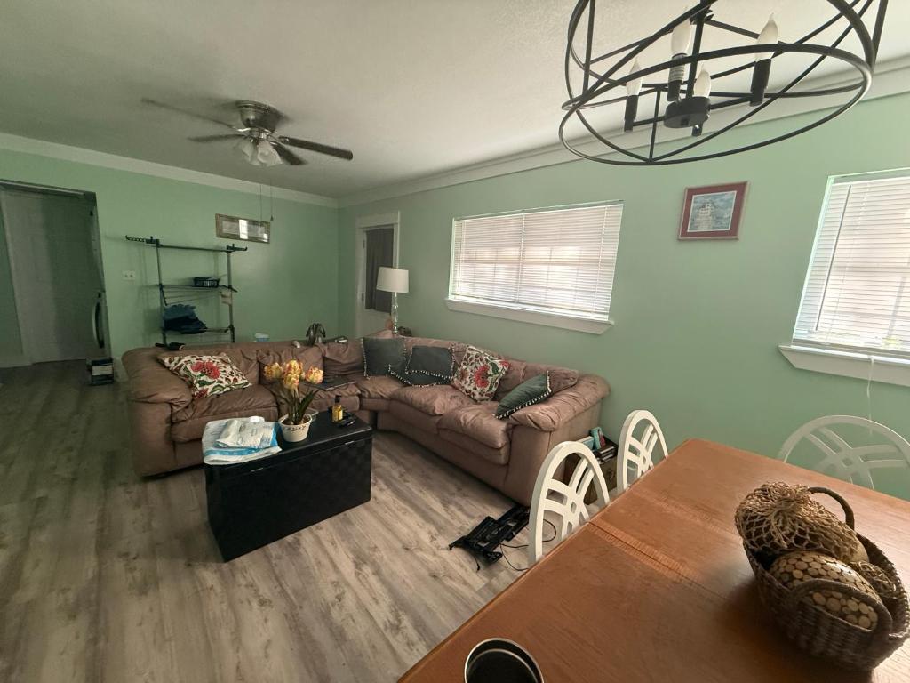 una sala de estar con un sofá y una mesa en Rivertown Bungalow, 
