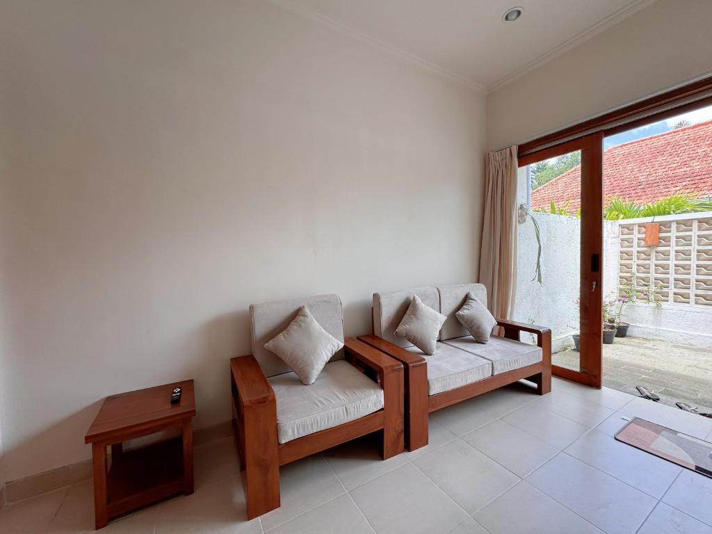 SempidiにあるModern Studio with Pool Between Canggu and Ubudのソファとテーブルのあるリビングルーム