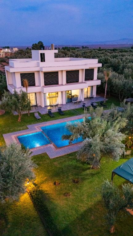 an aerial view of a house with a swimming pool at Villa Zahi in El Aïn