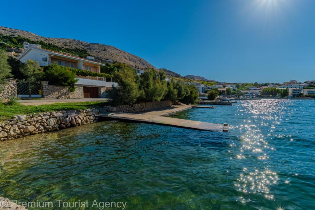 a view of a river with houses and buildings at Podvornica in Metajna