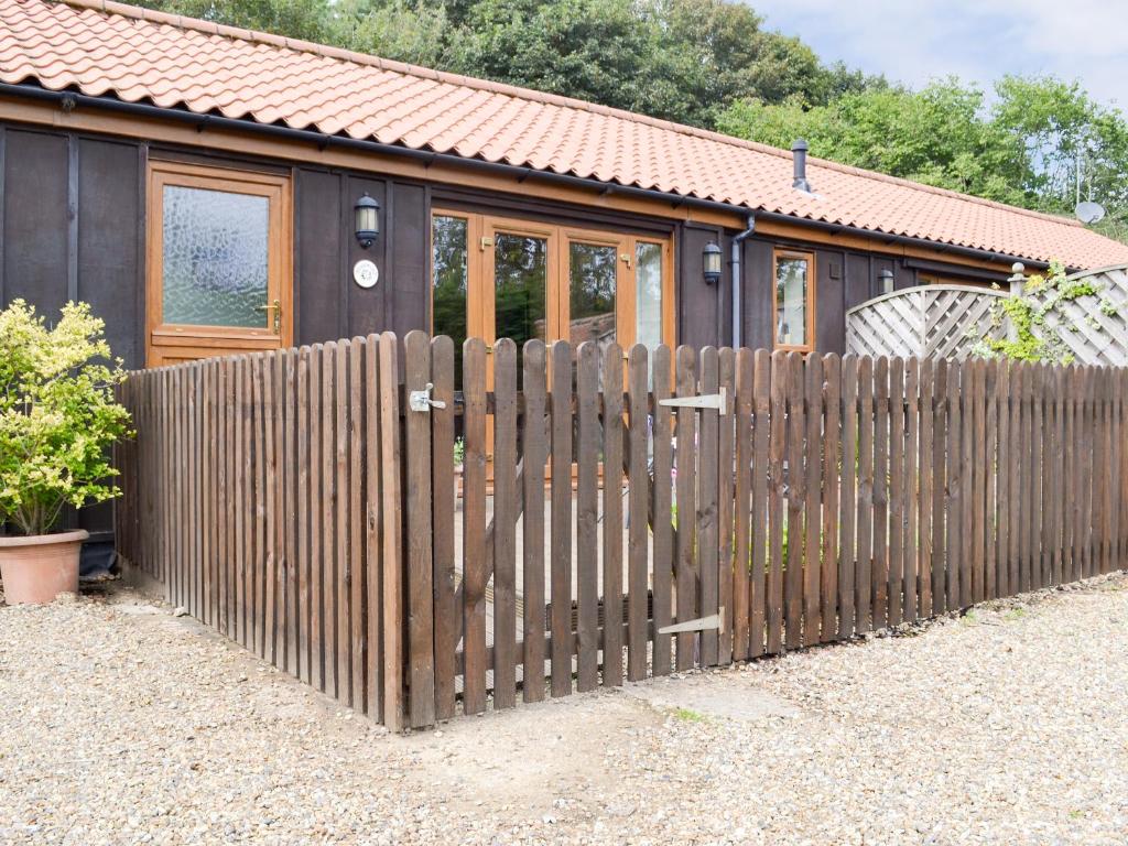 a wooden fence in front of a house at Briarwood - E4286 in Thorpe Market