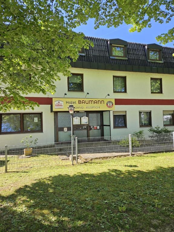 ein Gebäude mit einem Schild davor in der Unterkunft Hotel - Restaurant Baumann in Freiberg am Neckar