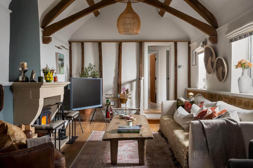 Curated visual reference: Visual Reference: Luxury Boutique Barn Hideaway Near Bourton With Hot Tub Little