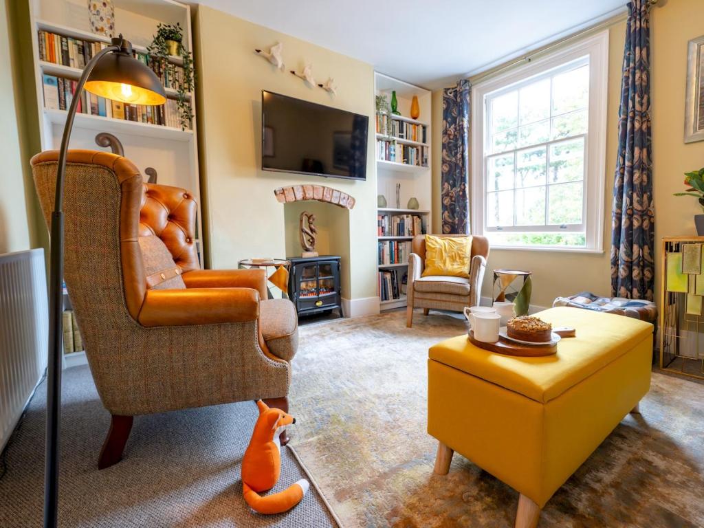 Televiisor ja/või meelelahutuskeskus majutusasutuses Pass the Keys Charming 2 Bed Townhouse Short Walk To The River