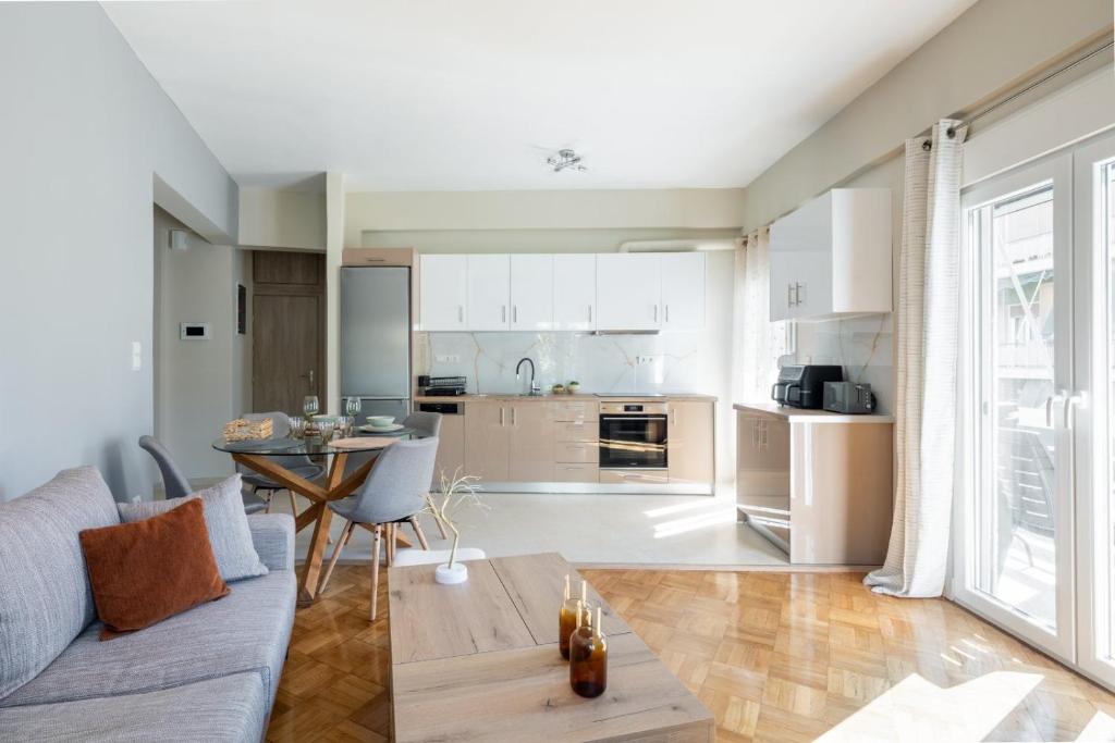 un salon avec un canapé et une table dans l'établissement HELIOS sunny comfortable apartment, à Athènes