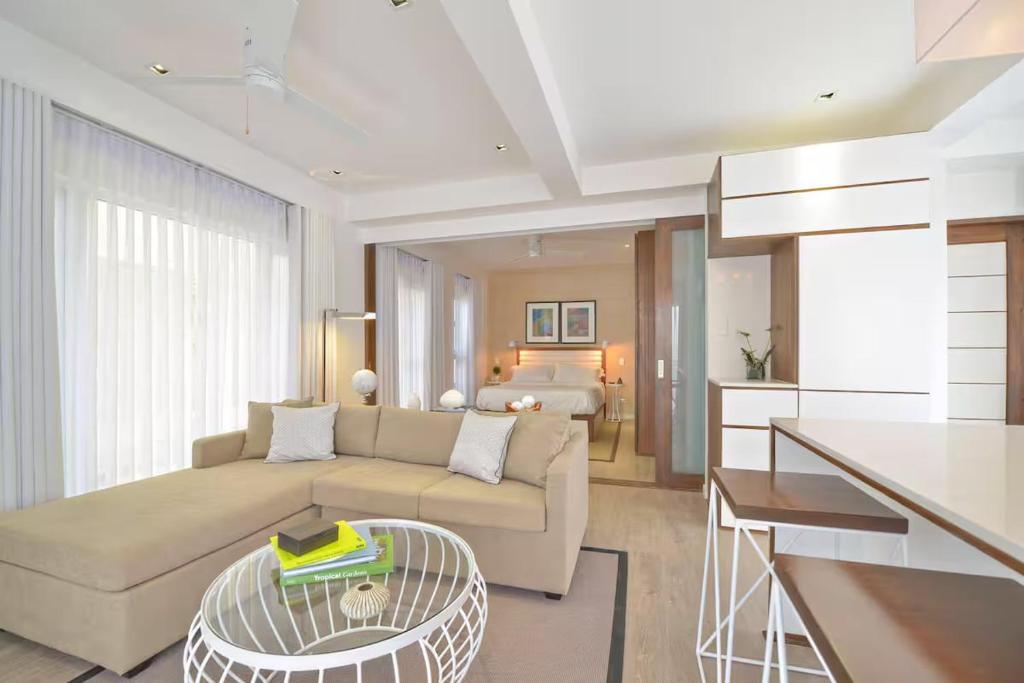 Posezení v ubytování beach front cozy residence white beach