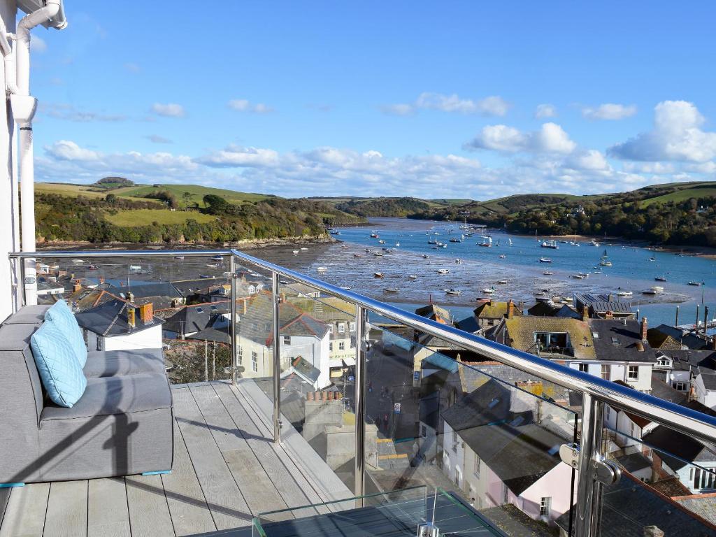 - Balcón con vistas al río y a los barcos en Charborough House Apt 3, en Salcombe