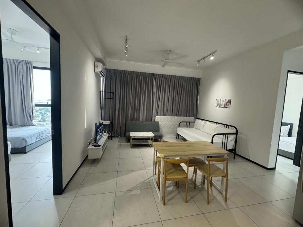 Jelutongにあるurban suites 3 bedroom 10pax a29のテーブルとソファのあるリビングルーム