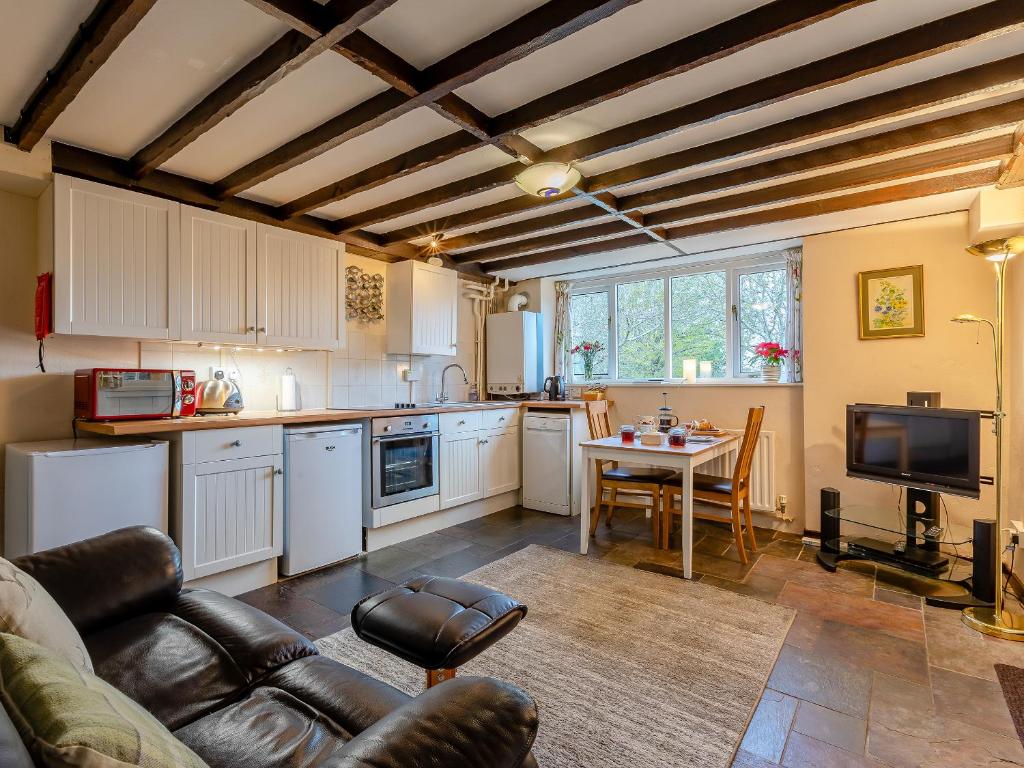 - une cuisine avec un canapé et une table dans une chambre dans l'établissement Orchard Cottage - Uk30437, à Kingsbury Episcopi