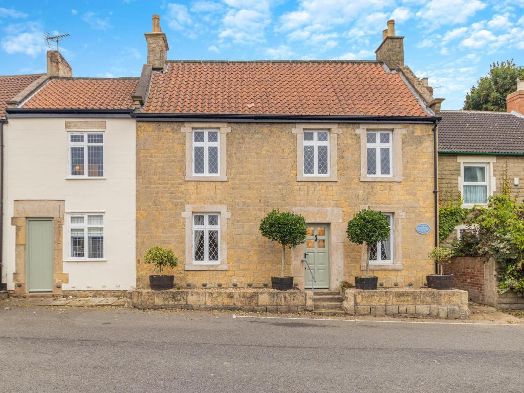 ein Backsteinhaus mit zwei Bäumen davor in der Unterkunft The Pantiles in Chesterfield