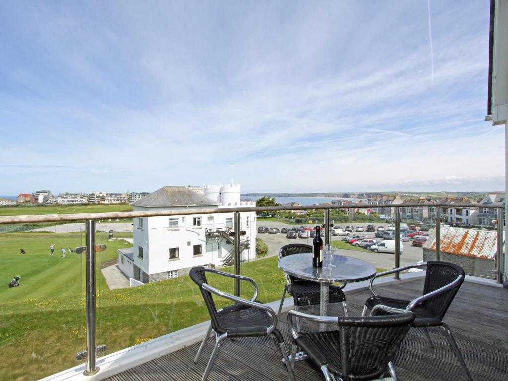 Un balcón con mesa y sillas y una vista en Bredon Court, Poseidon Penthouse, en Newquay