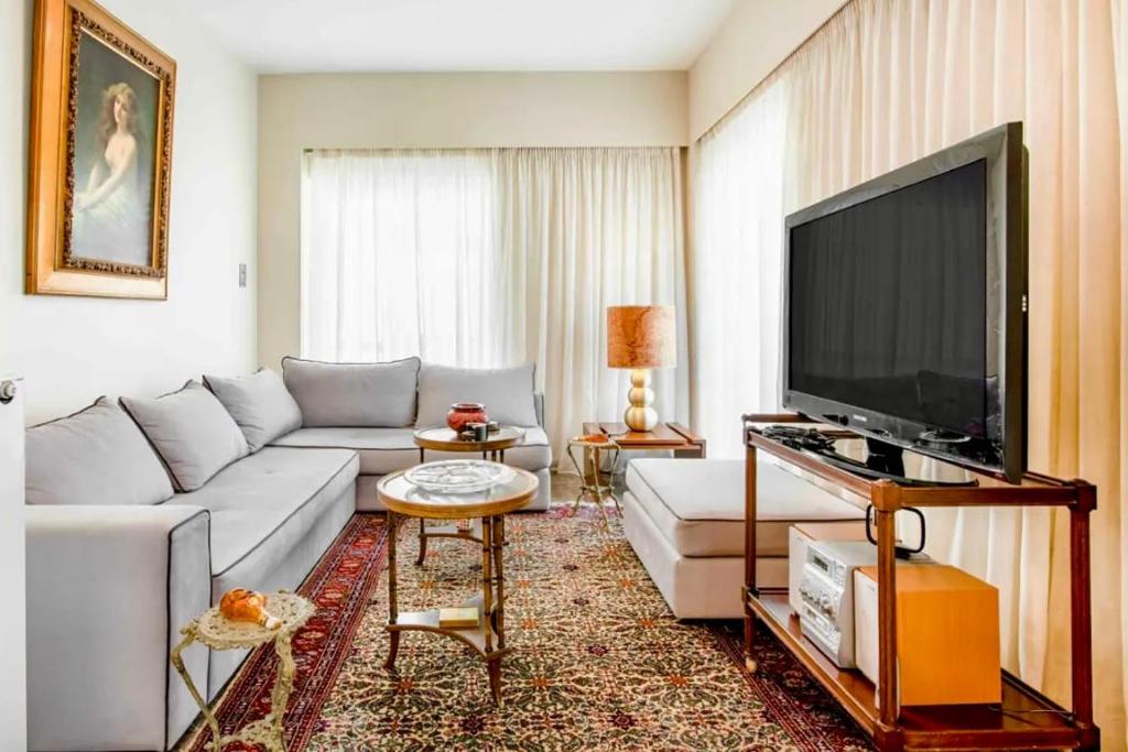 Charming Flat with Traditional & Elegant Style