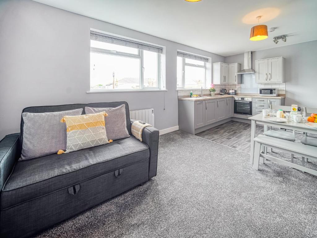ein Wohnzimmer mit Couch und Küche in der Unterkunft Apartment 3 The Beach Hut - Uk31822 in Great Yarmouth