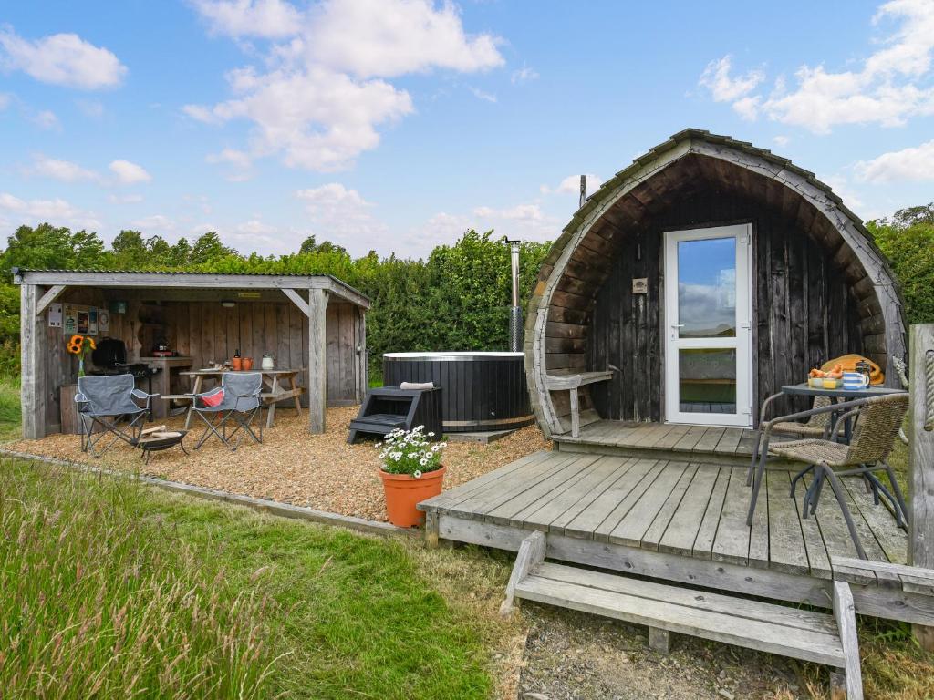 una piccola cabina con terrazza e griglia di The Hedgehog Pod - Uk50067 a Welshpool