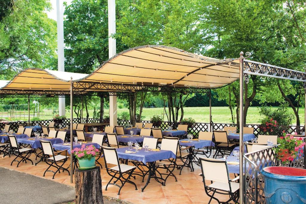 Zahrada ubytování Logis Hôtel Restaurant Les Cèdres