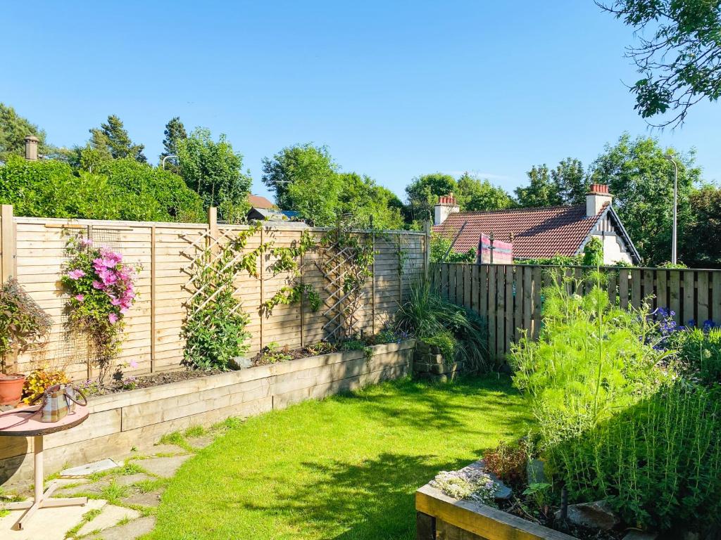 Κήπος έξω από το The Wee Cottage - Uk42919