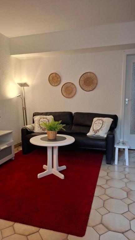 Posezení v ubytování Cozy basement apartment in Mettmann