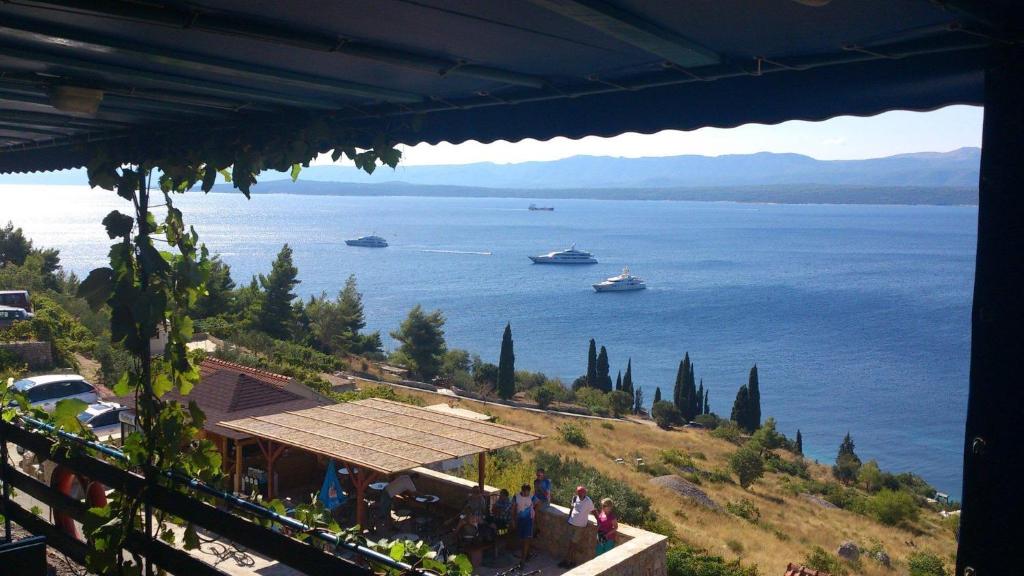 uma vista de uma grande massa de água com barcos em Apartmani Franceska em Bol