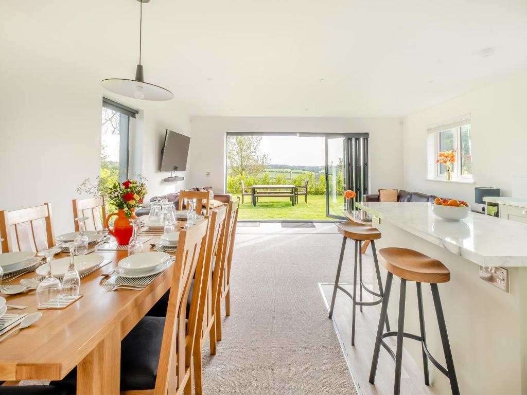 cocina y comedor con mesa larga y sillas en Viking - Uk44983, en Newport